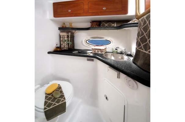 2009 Rinker 340 Express Cruiser Photo 8 sur 9
