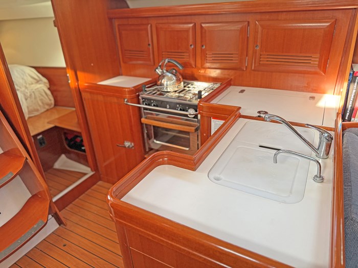 2006 Beneteau 373 Photo 16 of 33