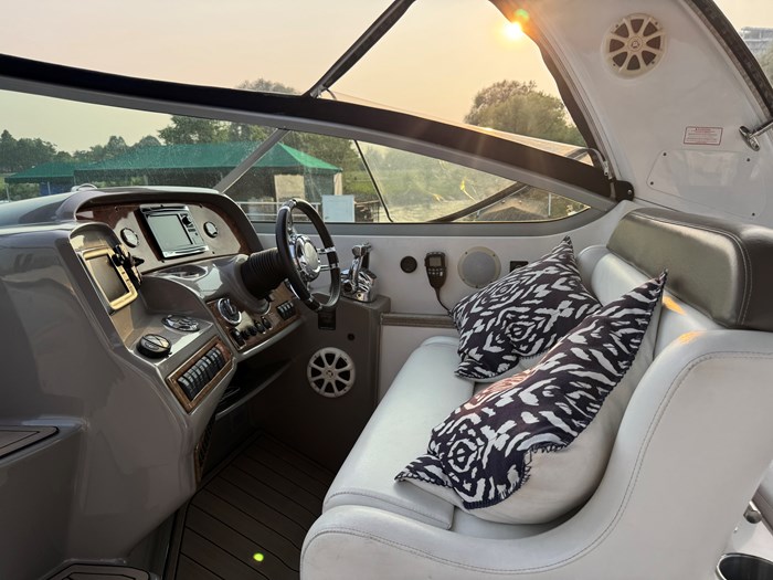 2008 Rinker 330 express cruiser Photo 8 of 21