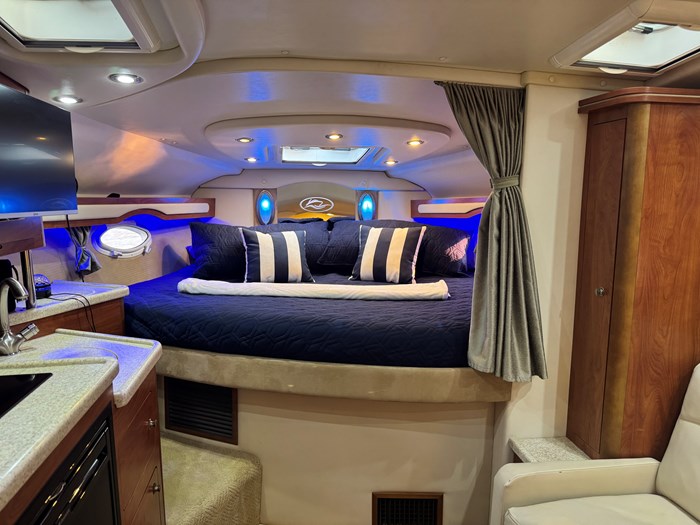2008 Rinker 330 express cruiser Photo 16 of 21