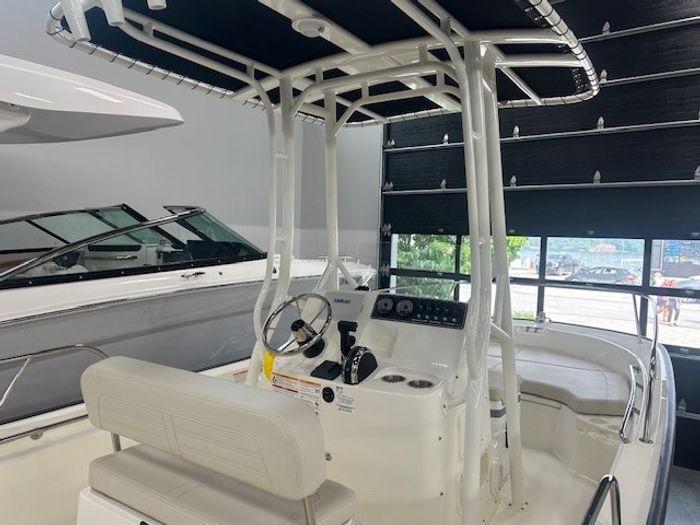 2025 Boston Whaler 190 Montauk Photo 4 sur 8
