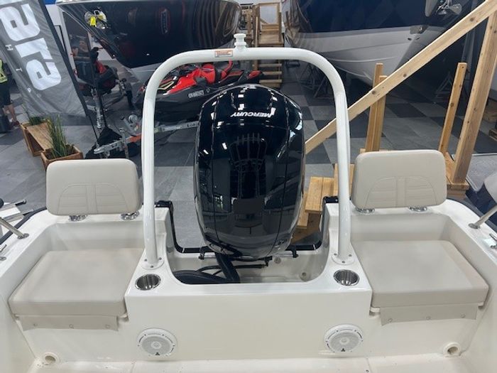 2025 Boston Whaler 190 Montauk Photo 7 sur 8