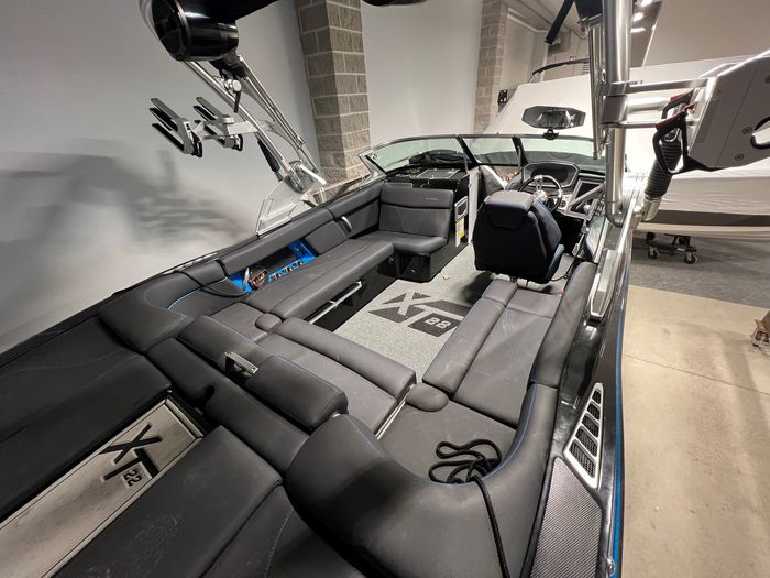 2018 MasterCraft XT22 Photo 3 of 12