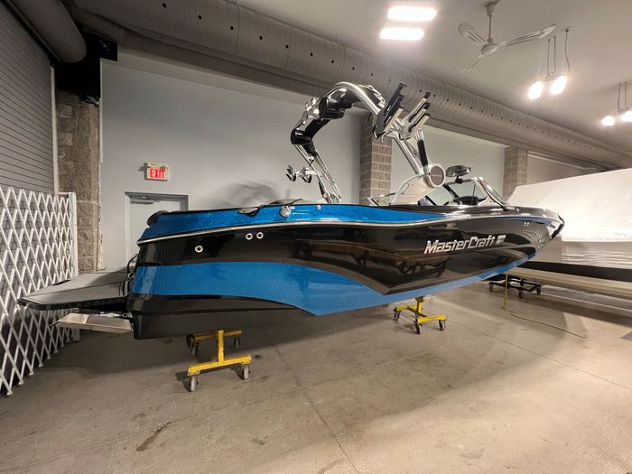 2018 MasterCraft XT22 Photo 2 of 12
