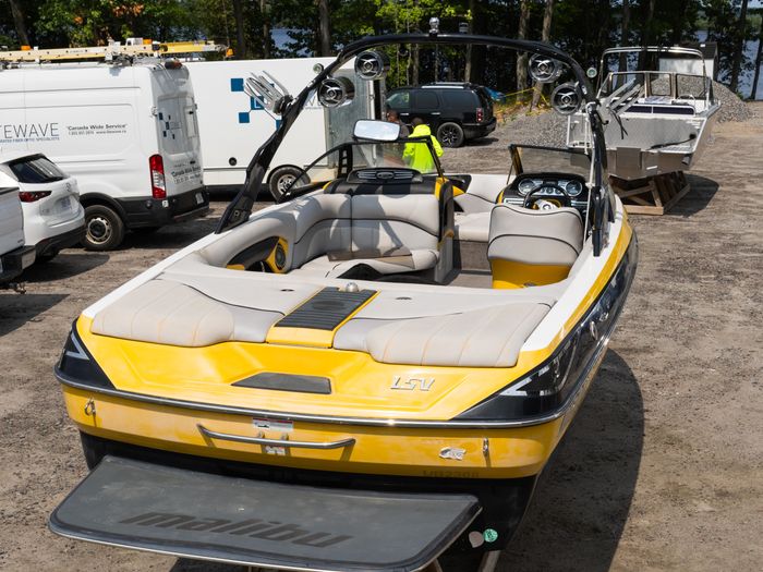2009 Malibu 23 LSV Photo 2 of 20