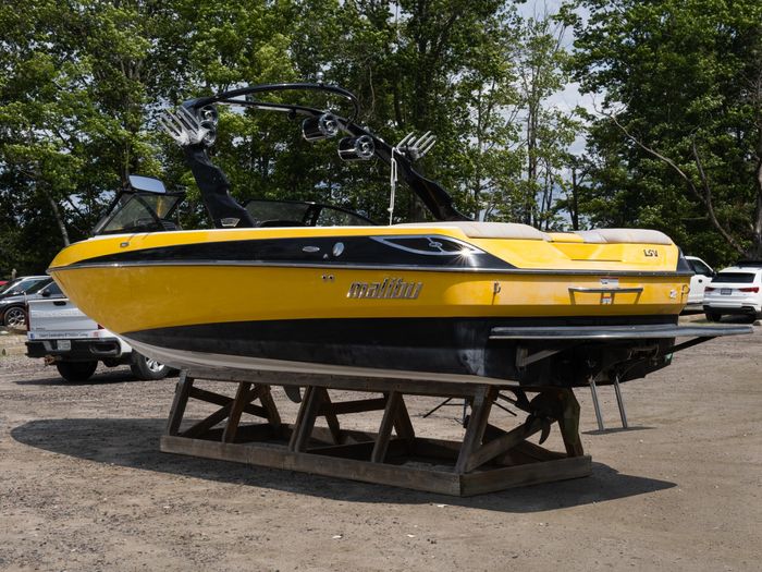 2009 Malibu 23 LSV Photo 4 of 20