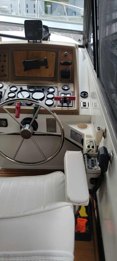 1989 CARVER RIVIERA 2807 Photo 9 of 22