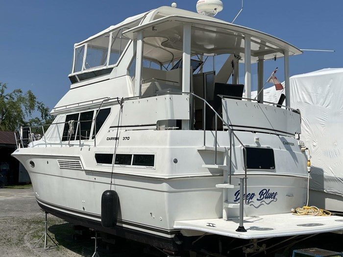 1996 Carver 370 Aft Cabin Photo 4 sur 63