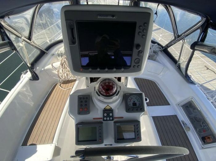2006 Hunter 45 Center Cockpit Photo 11 of 32