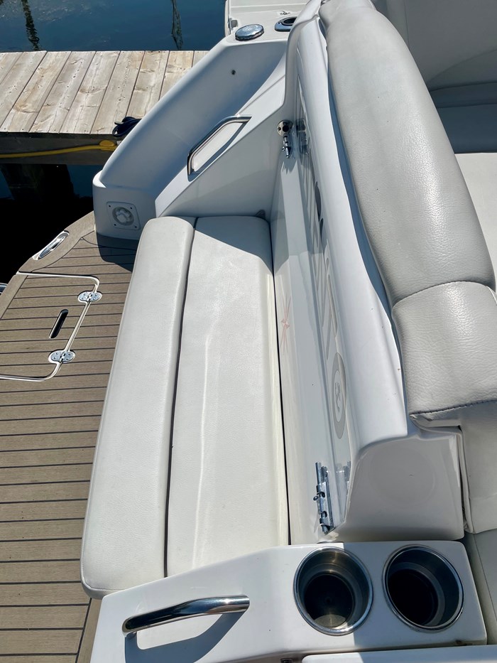 2014 Rinker 290 Express Cruiser Photo 7 of 18