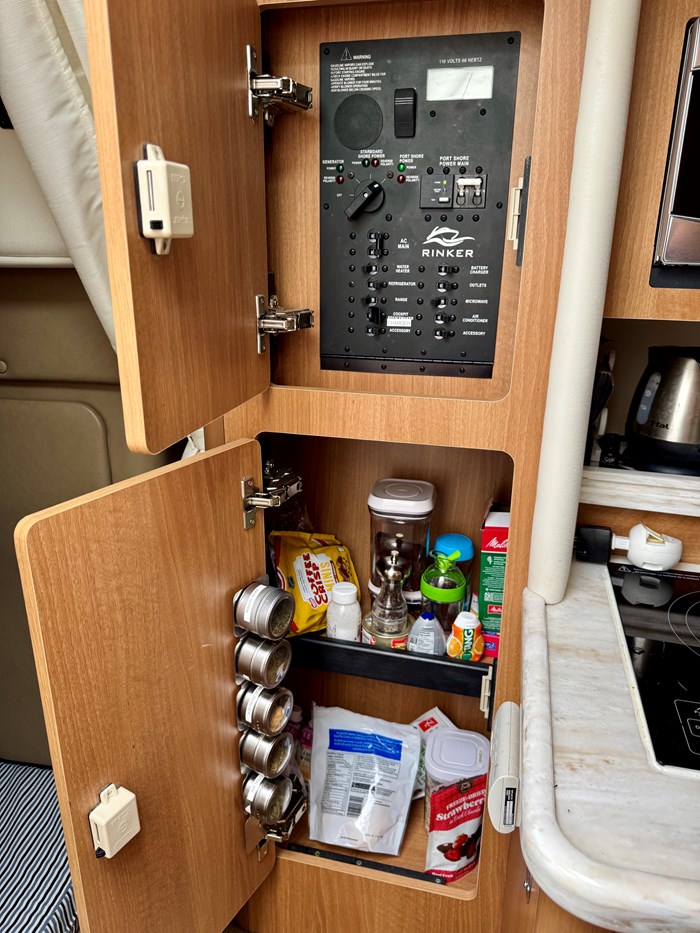 2014 Rinker 290 Express Cruiser Photo 12 of 18
