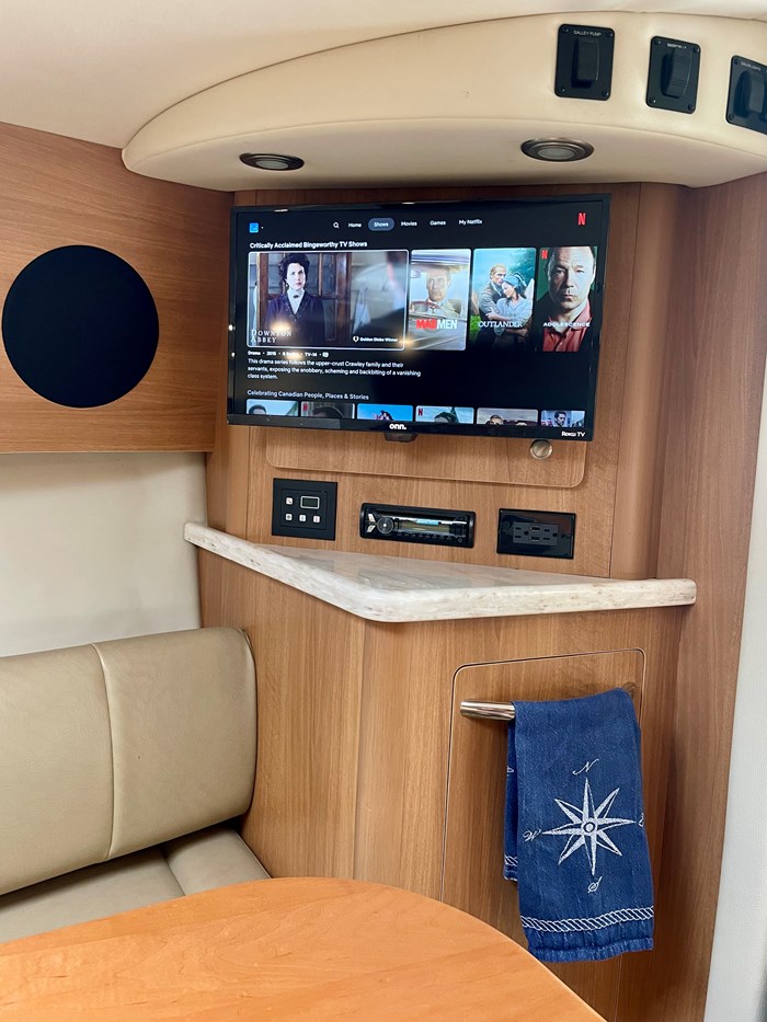 2014 Rinker 290 Express Cruiser Photo 16 of 18
