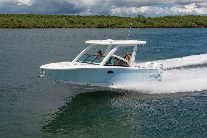 2025 Robalo R257 Photo 1 of 33