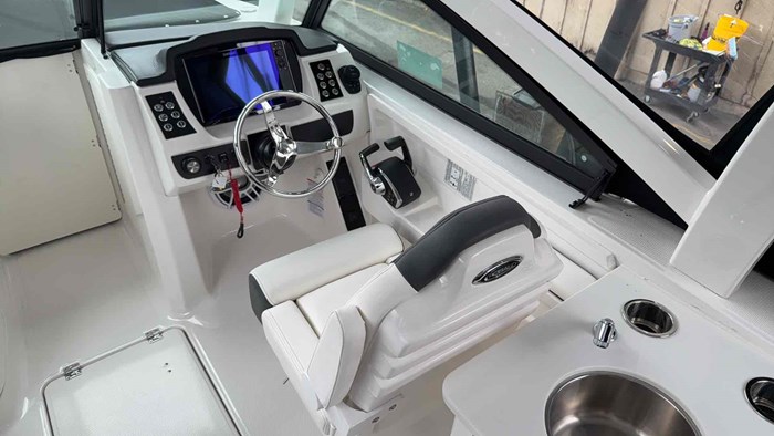 2025 Robalo R257 Photo 2 of 33