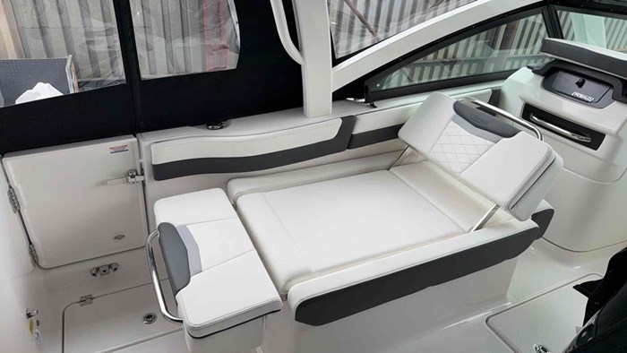 2025 Robalo R257 Photo 20 of 33