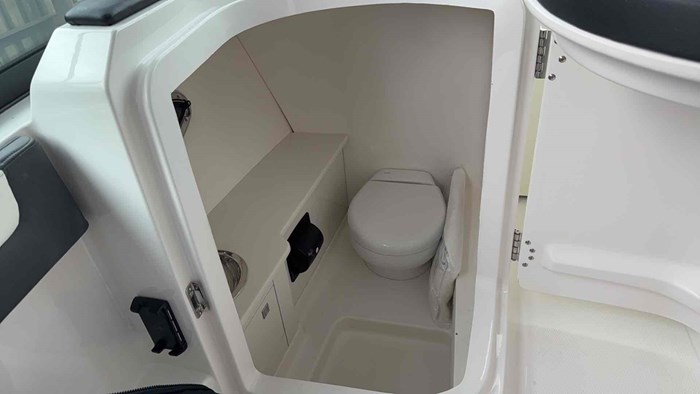 2025 Robalo R257 Photo 15 of 33
