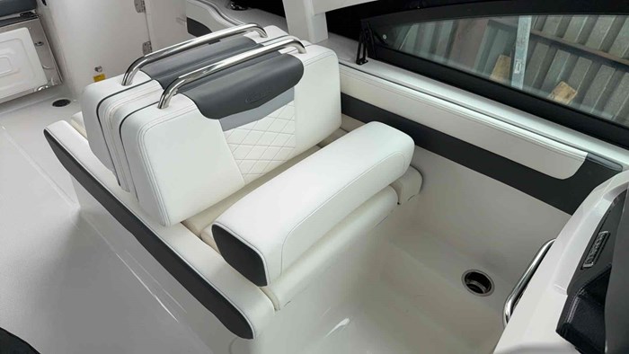 2025 Robalo R257 Photo 21 of 33
