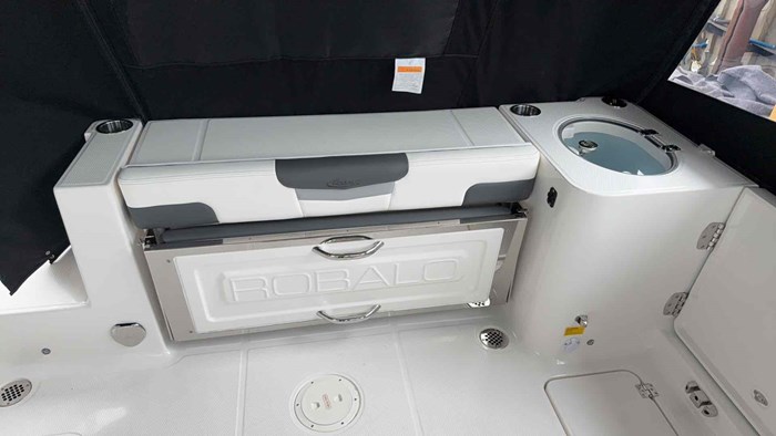 2025 Robalo R257 Photo 10 of 33