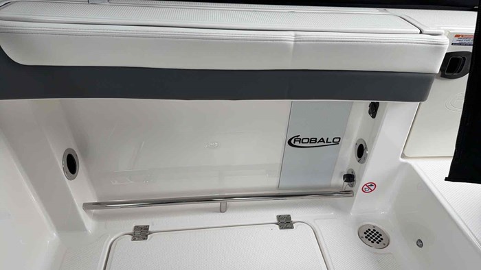 2025 Robalo R257 Photo 11 of 33