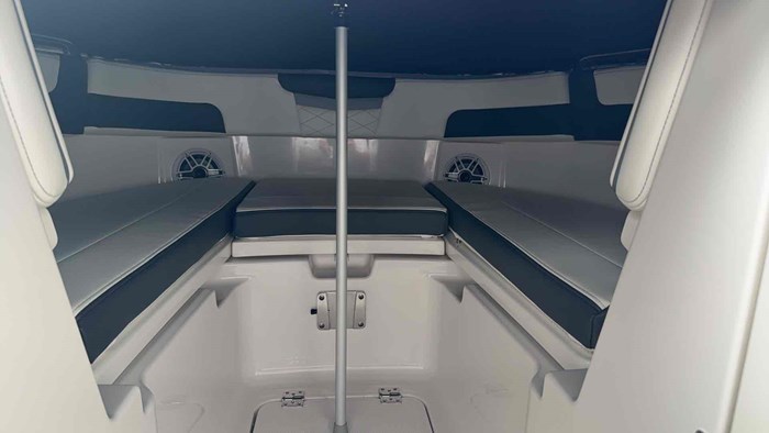 2025 Robalo R257 Photo 31 of 33