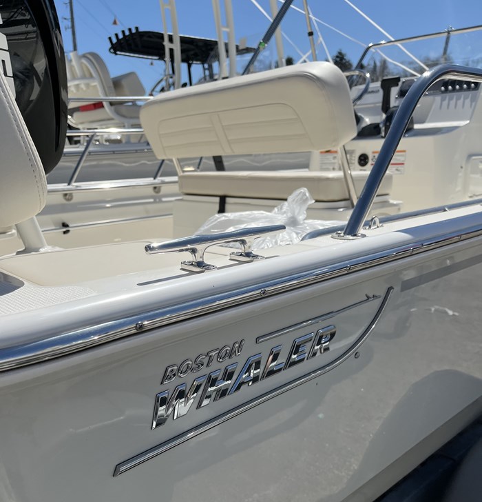 2025 Boston Whaler 170 Montauk Photo 7 sur 9