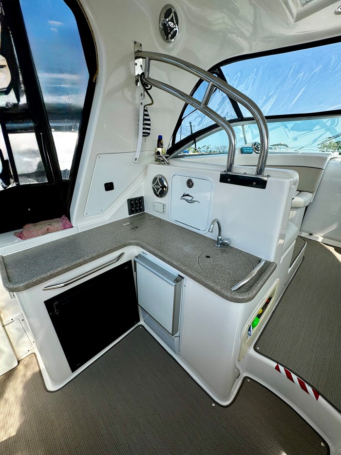 2007 Rinker Express Cruiser Photo 6 of 35