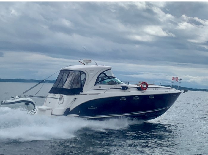 2007 Rinker Express Cruiser Photo 28 of 35