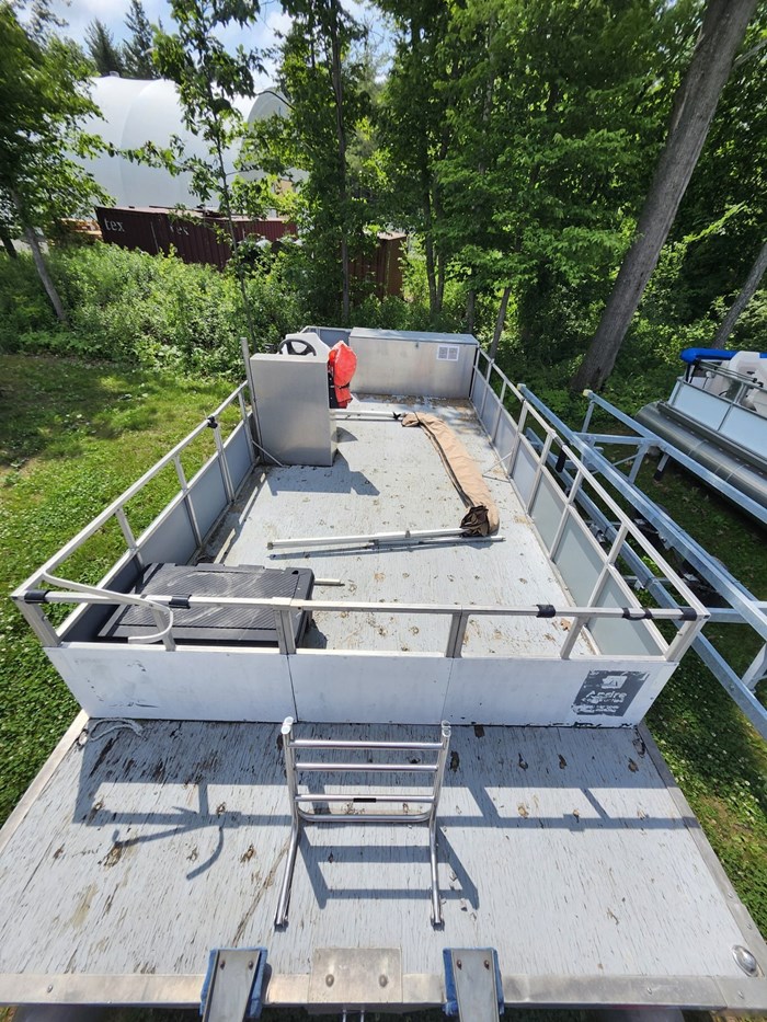2004 Custom 24' Barge Photo 5 sur 10