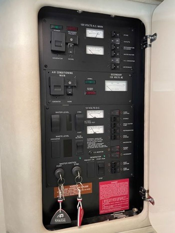 1996 Sea Ray 330 Sundancer Photo 19 of 37