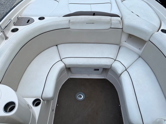 2009 Rinker 246 Captiva Photo 9 of 17