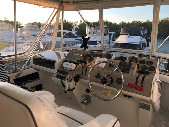 1996 Carver 355 AC Photo 5 of 25