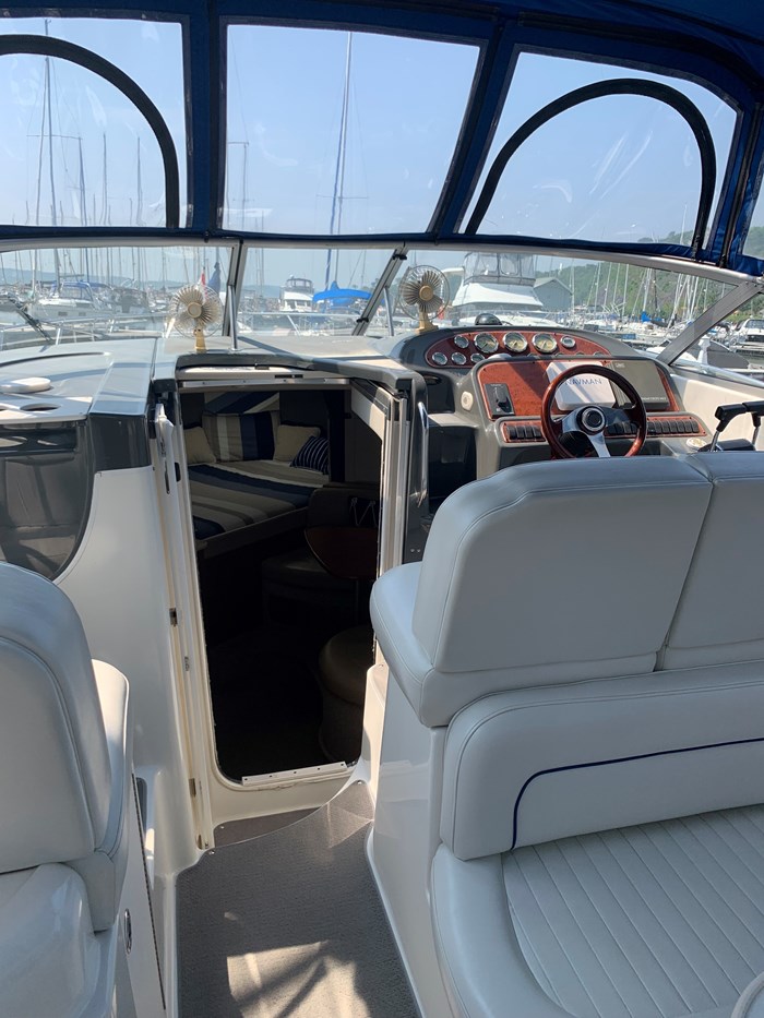 2005 Bayliner 305 Photo 9 of 28