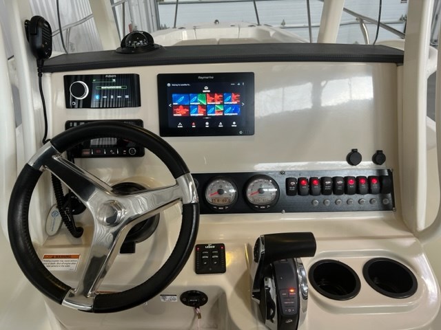 2019 Boston Whaler 240 Dauntless Photo 2 of 27