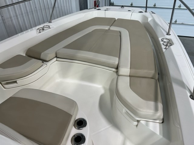 2019 Boston Whaler 240 Dauntless Photo 7 of 27