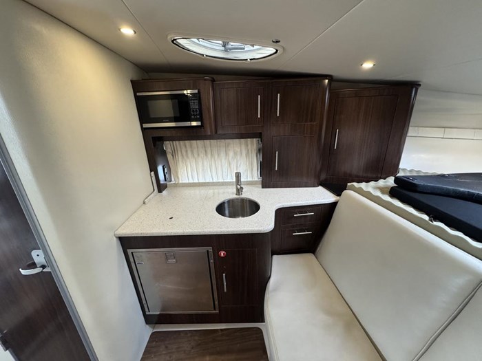 2017 Regal 32 EXPRESS Photo 11 of 14
