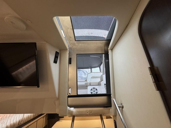 2017 Regal 32 EXPRESS Photo 14 of 14