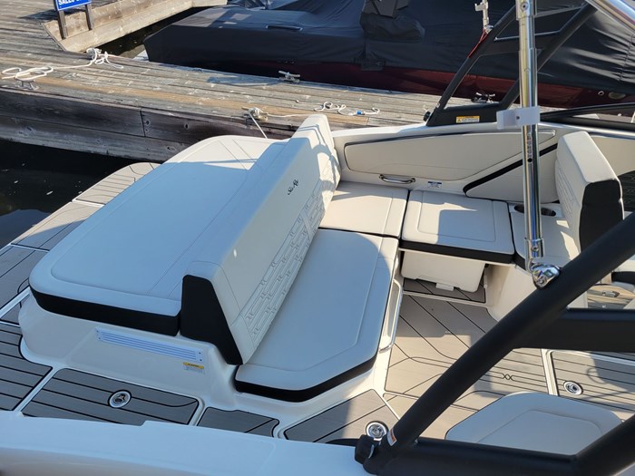 2024 Sea Ray SPX 210 Photo 3 of 8
