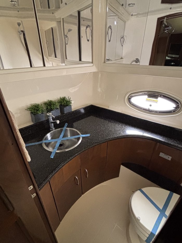 2009 CARVER 46 MOTOR YACHT Photo 24 of 27