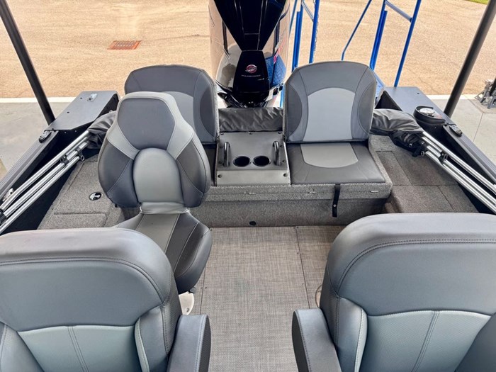 2022 Alumacraft Competitor Shadow 205 Photo 11 of 17