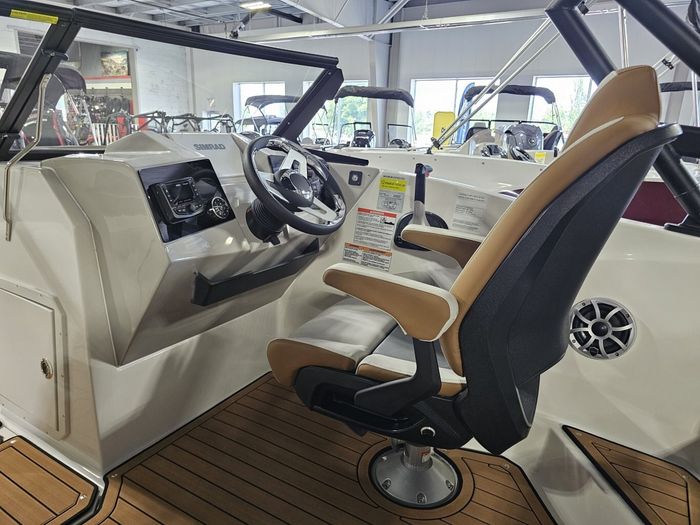 2025 Starcraft SVX 210 IO W/ 4.5L MERCRUISER 250 HP Photo 14 of 23
