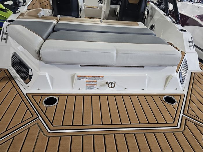 2025 Starcraft SVX 210 IO W/ 4.5L MERCRUISER 250 HP Photo 10 of 23