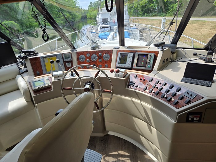 1999 Bayliner 4788 pilot house Photo 4 of 16