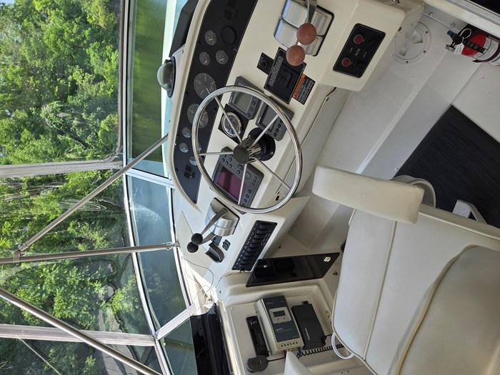 1999 Bayliner 4788 pilot house Photo 5 of 16