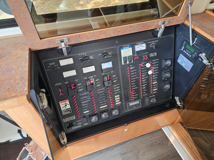 1999 Bayliner 4788 pilot house Photo 7 of 16