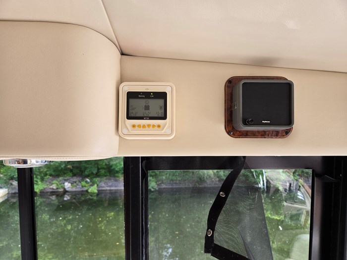 1999 Bayliner 4788 pilot house Photo 11 of 16