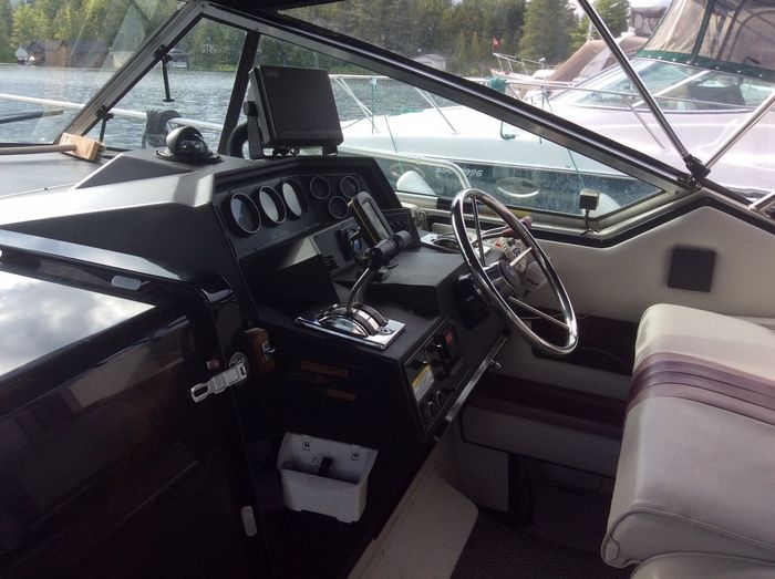 1989 Wellcraft St. Tropez 3200 Express Cruiser Photo 2 of 9