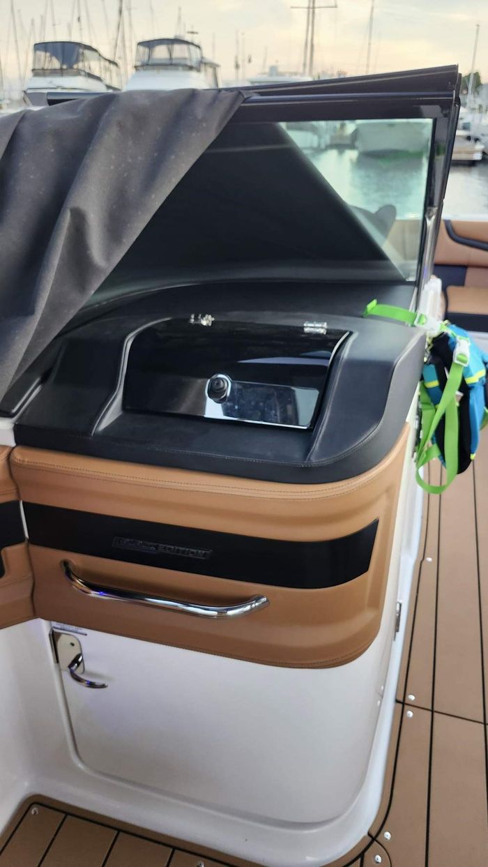 2022 Chaparral 307 SSX Photo 28 of 39