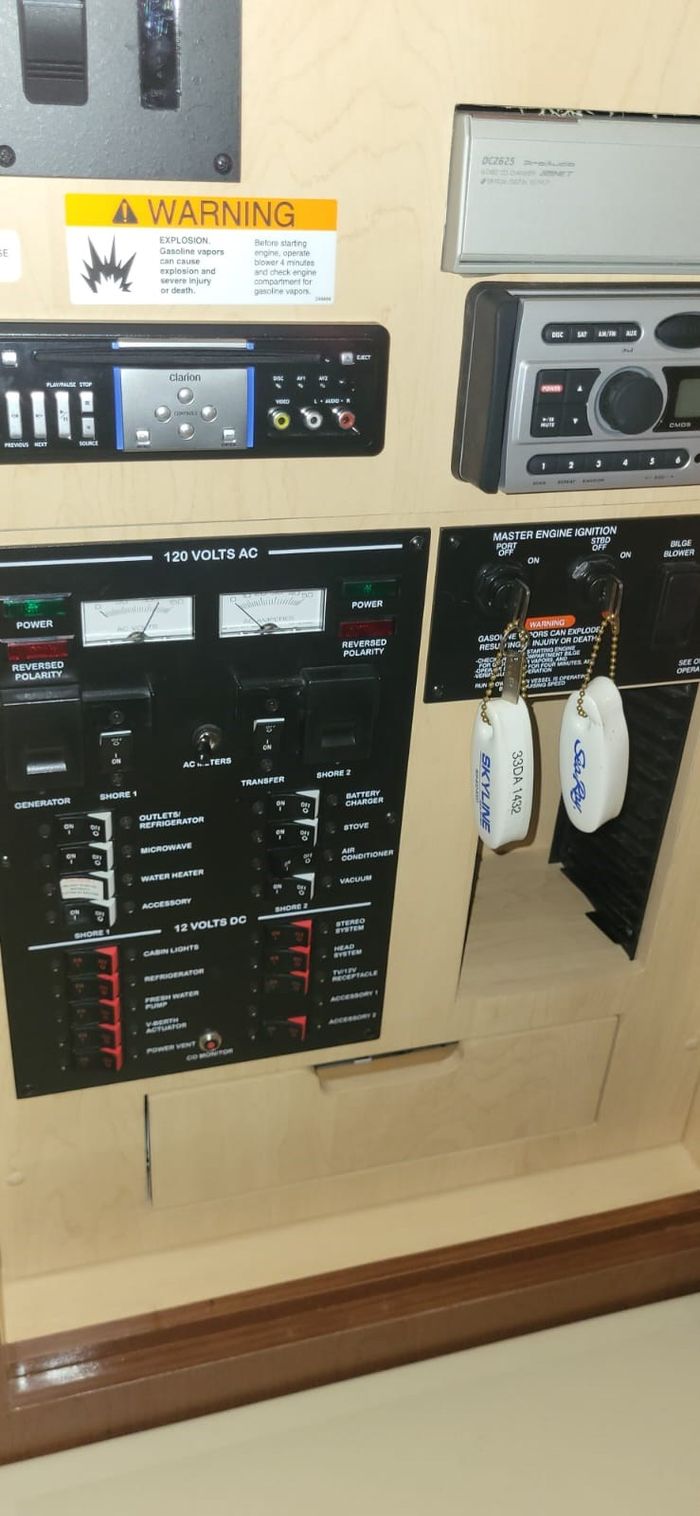 2008 Sea Ray 330 Sundancer MC Photo 17 of 23