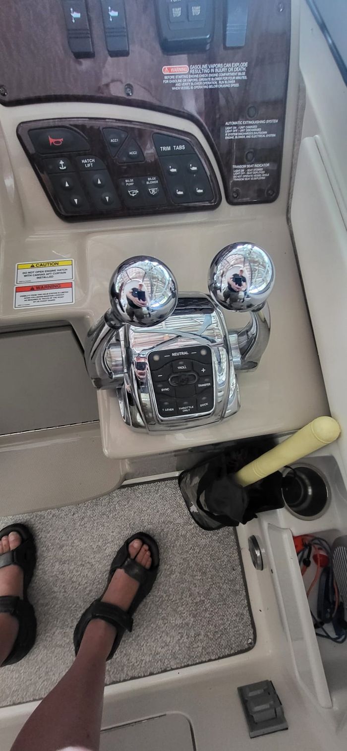 2008 Sea Ray 330 Sundancer MC Photo 12 of 23