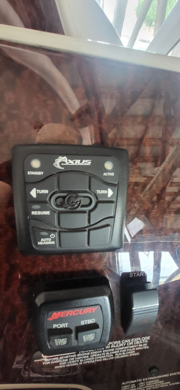 2008 Sea Ray 330 Sundancer MC Photo 13 of 23